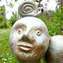 Sculpture d'extérieur en terre cuite : personnage et escargot