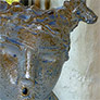 Sculpture de femme en poterie bleue